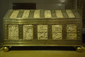 Cofre con paneles de marfil en el Monasterio de Yuso