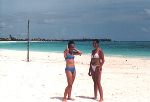 Pili y Chus en la playa cerca de Tulúm